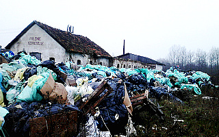Nielegalne składowisko odpadów w Dzierzkach